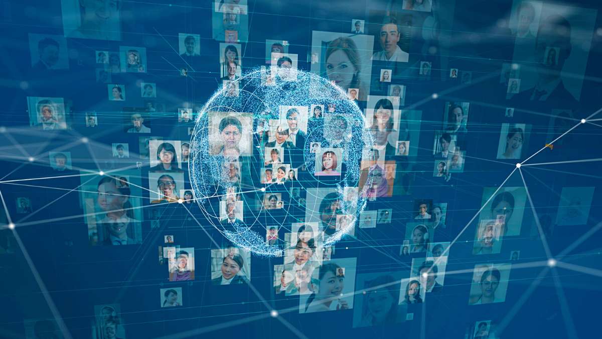 Managing an online community