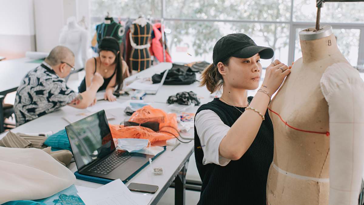 Many fashion schools offer vivid practical lessons